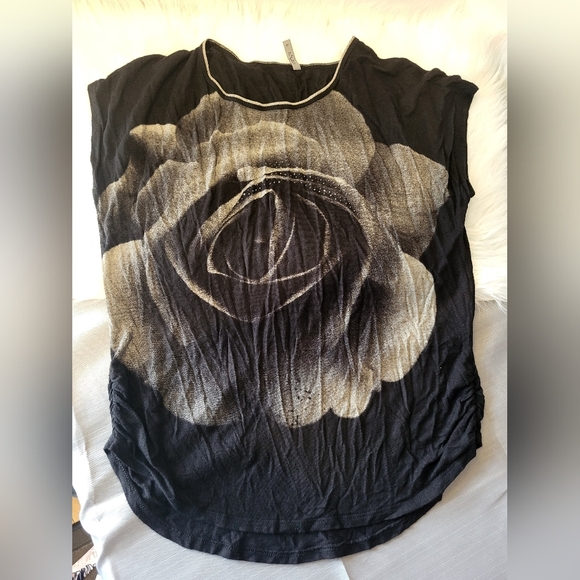 Black and Gray Floral Women's Top - Picture 3 of 5